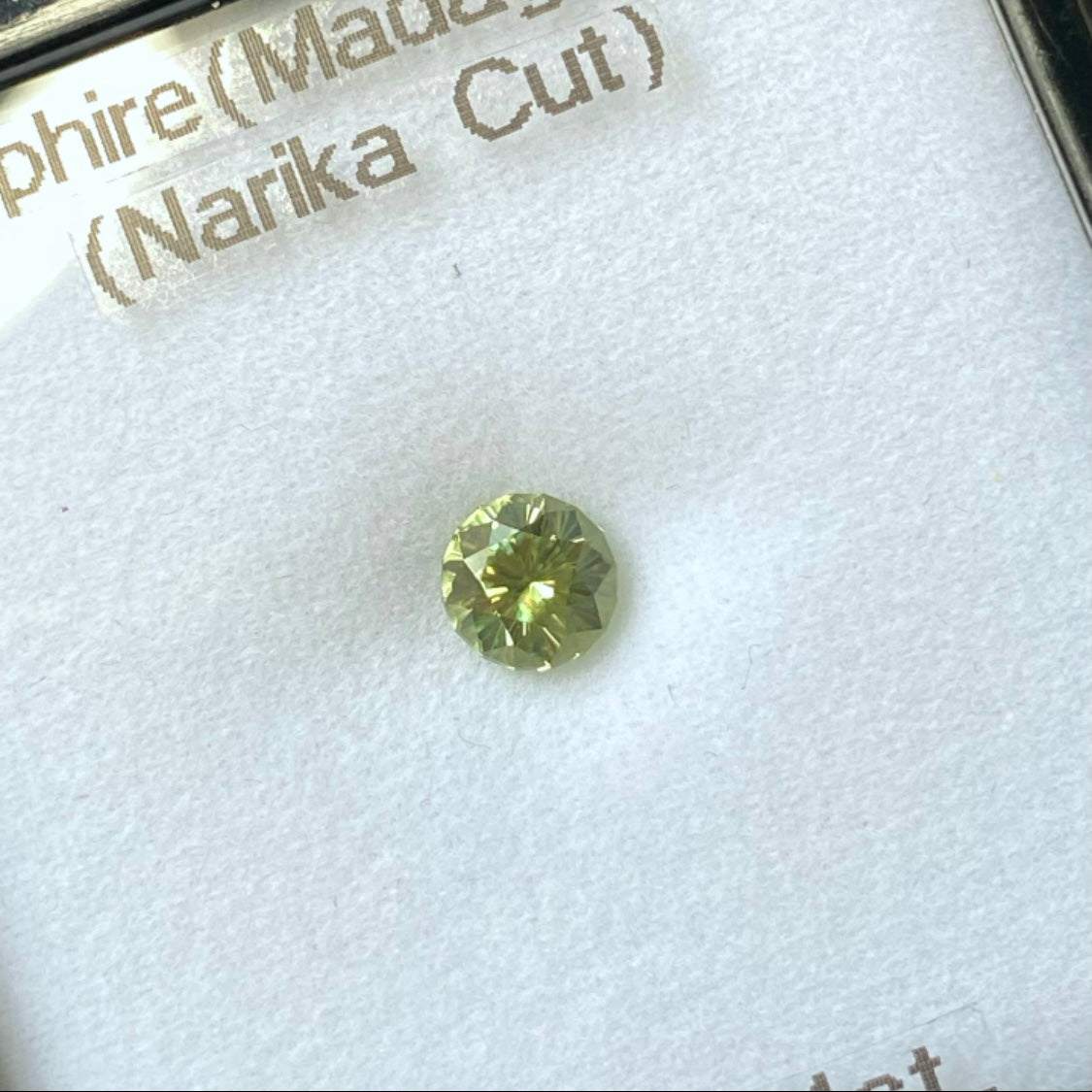 マダガスカル産サファイア1.141ct★春色美グリーンにファイアー煌めくナリカーカット超美結晶1ctアップ