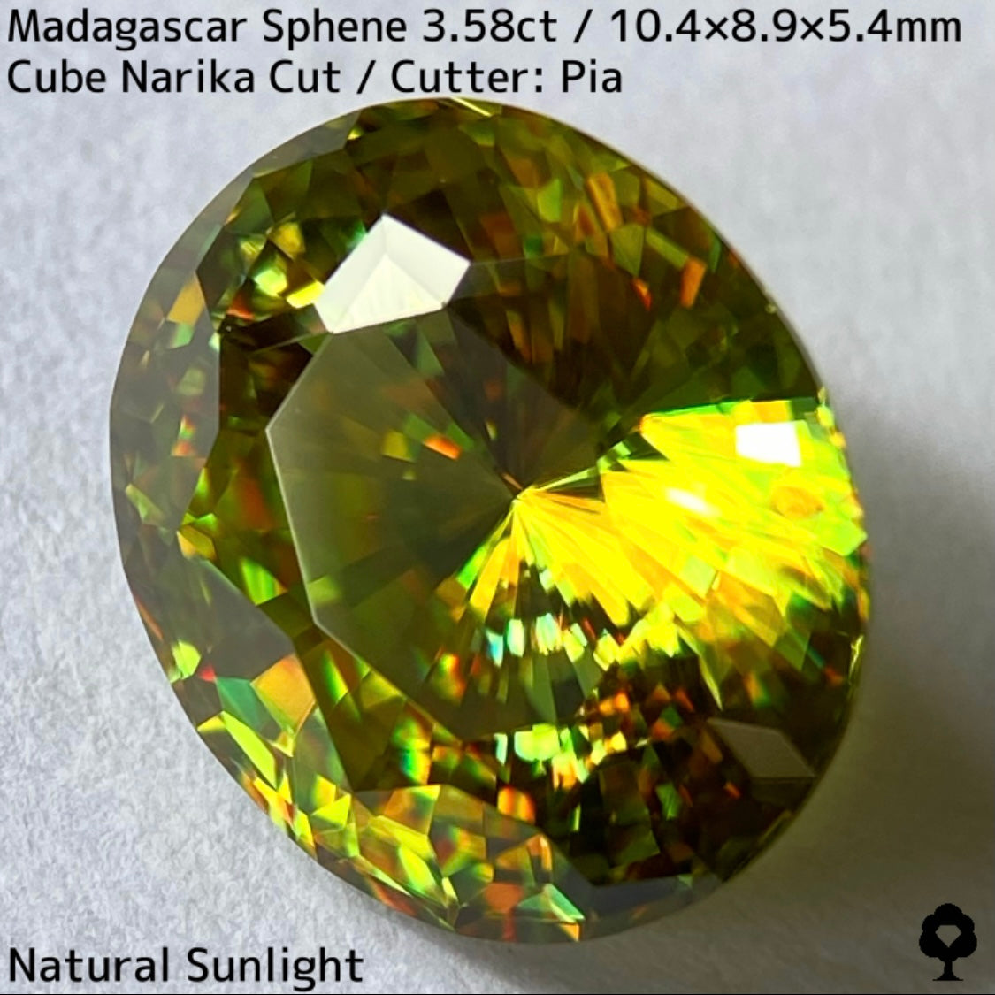 グリーンとイエローゴールド混ざる美色で超美結晶の完成度最高オーバルナリカーカット★マダガスカル産スフェーン3.589ct