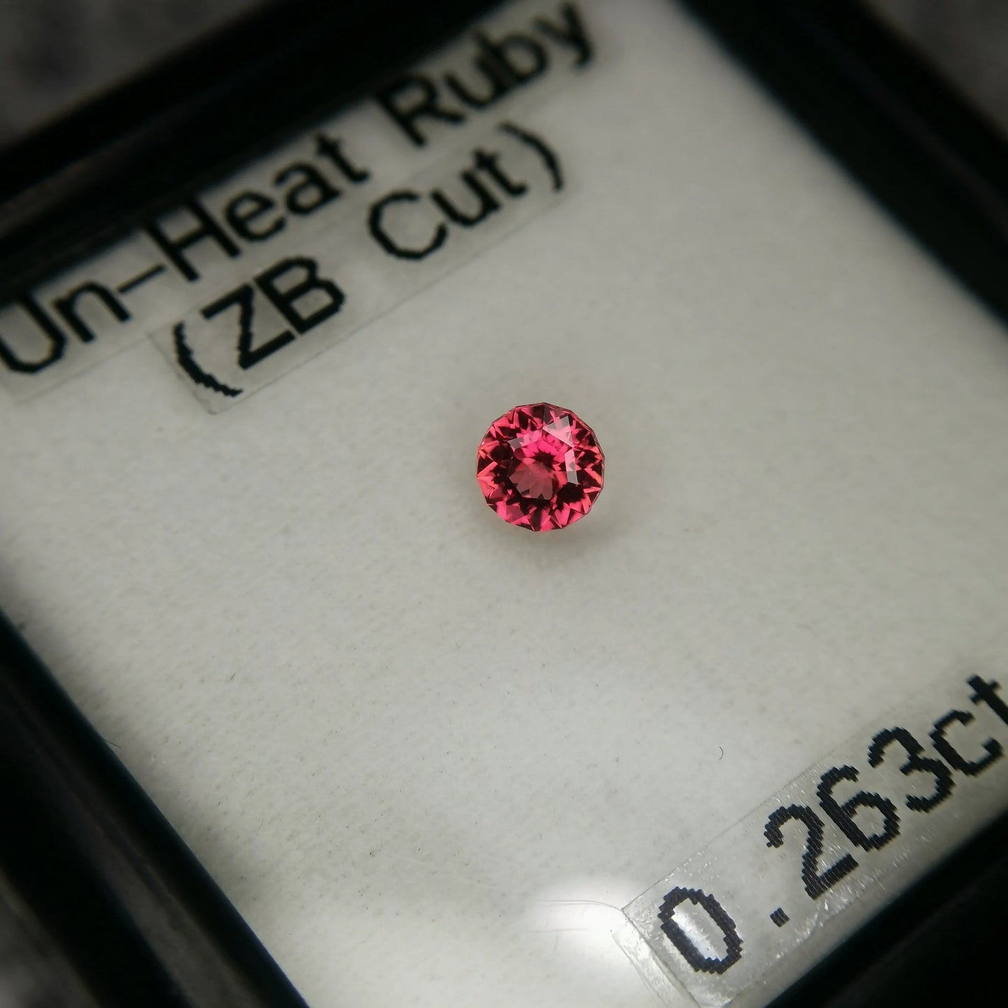 非加熱ルビー0.263ct★花のように柔らかな奥行きある美ピンクに宝石の形浮かぶZBカット