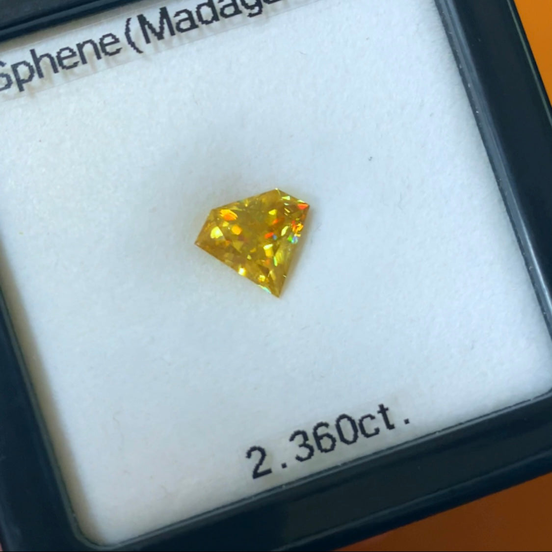 ハッとする明るいゴールドの宝石形★マダガスカル産スフェーン 2.360ct