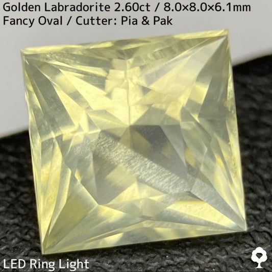 ゴールデンラブラドライト2.60ct★折り重なるラインのシラーとプリンセスのシャープなカットが美しい★同じロットの原石付き