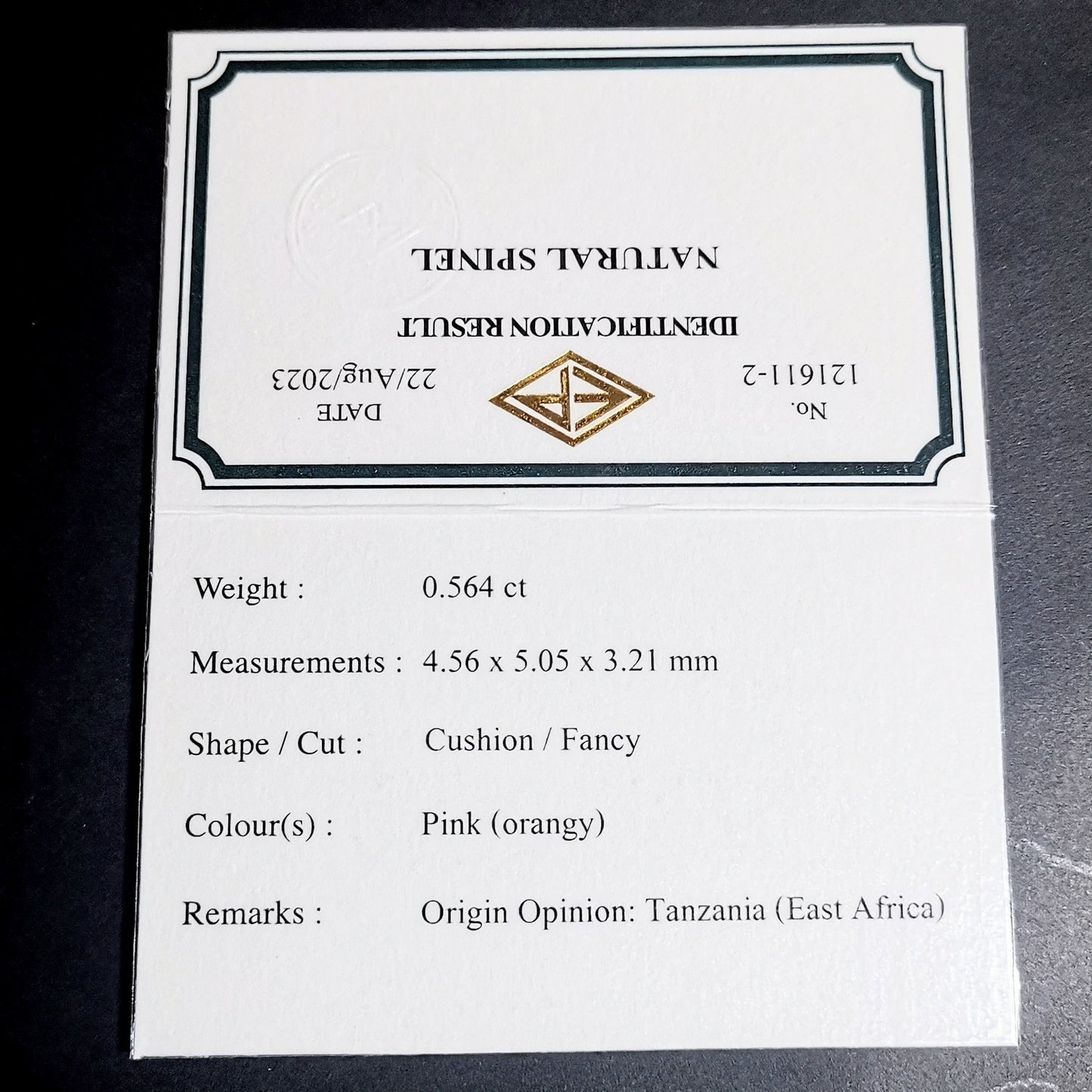 美色にマッチ、うる艶クッションカット(キューブ入り) / スピネル 0.56ct