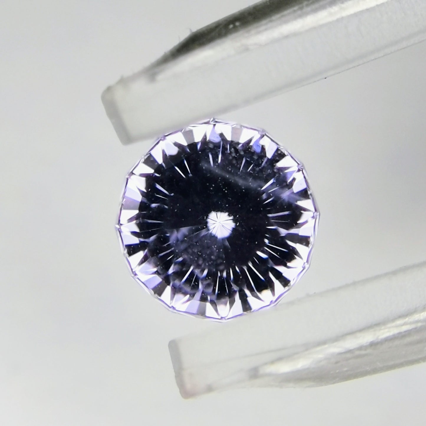 ナリカーカットの横顔も美しい、雰囲気のライトバイオレット / ビルマ産スピネル 0.579ct