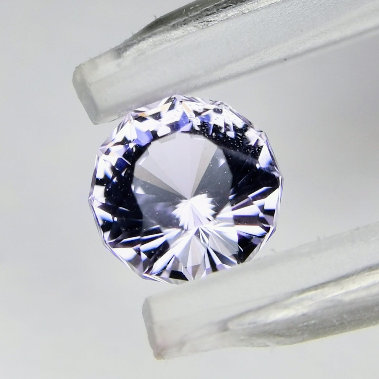 ナリカーカットの横顔も美しい、雰囲気のライトバイオレット / ビルマ産スピネル 0.579ct