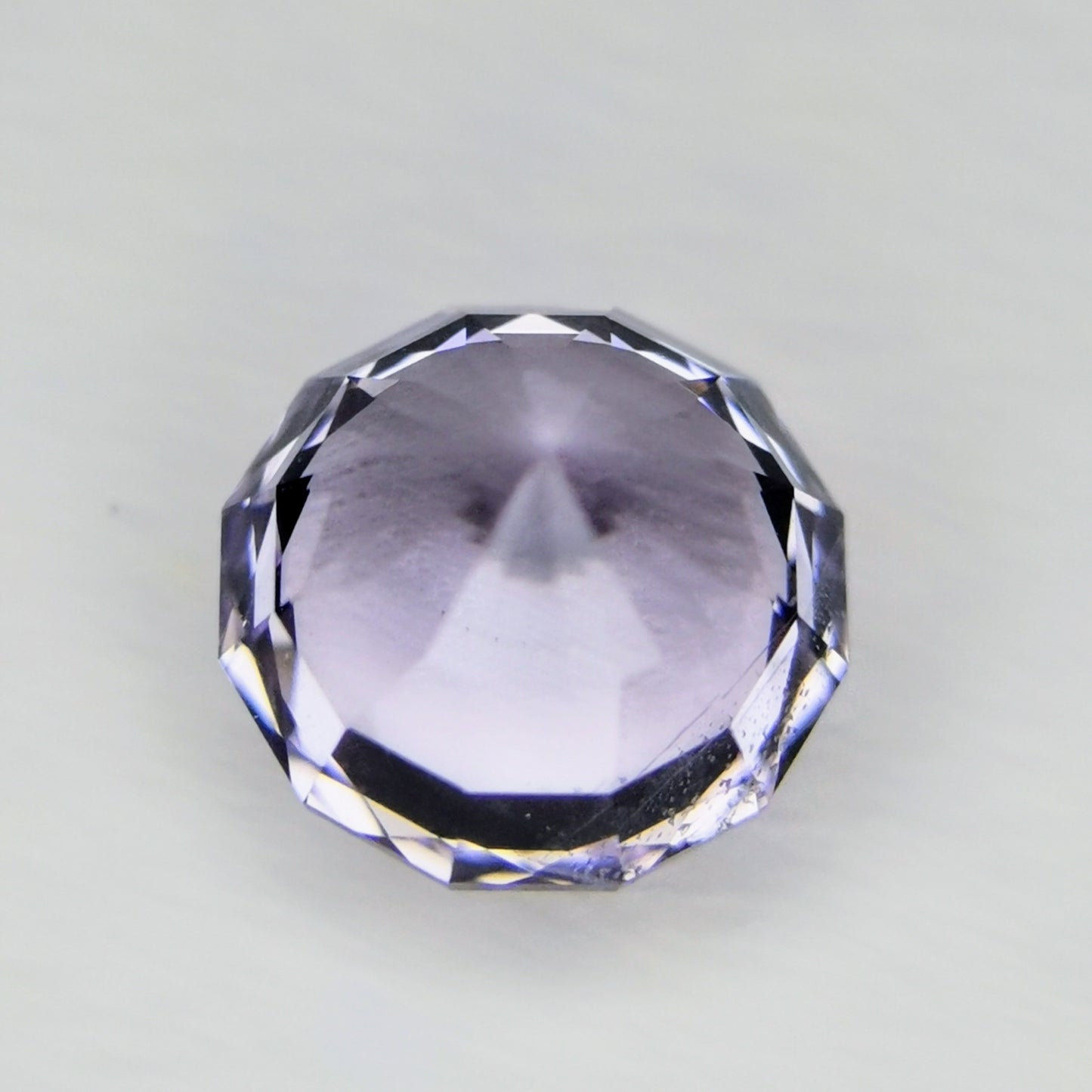 ナリカーカットの横顔も美しい、雰囲気のライトバイオレット / ビルマ産スピネル 0.579ct