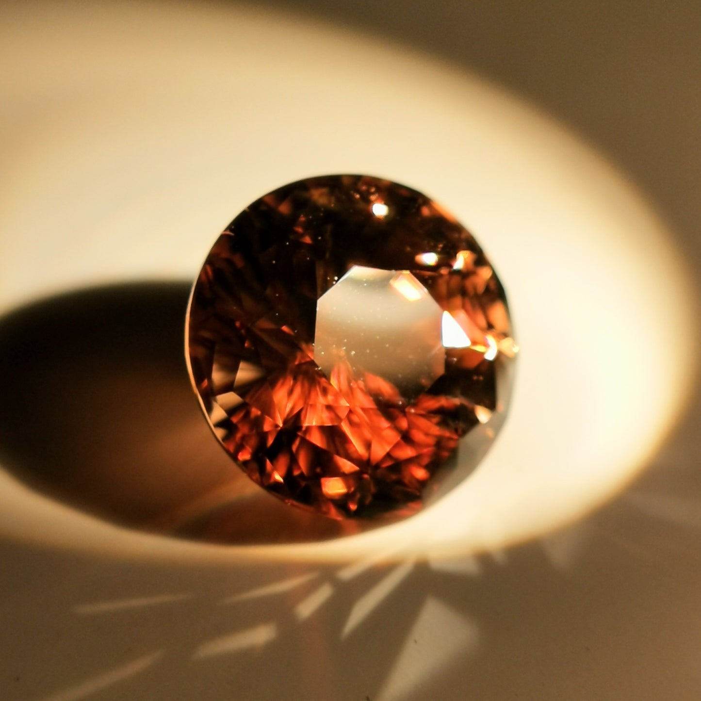 秋色強く感じるカボチャ(色溜まり)覗く美しい一石 / ジルコン 3.487ct