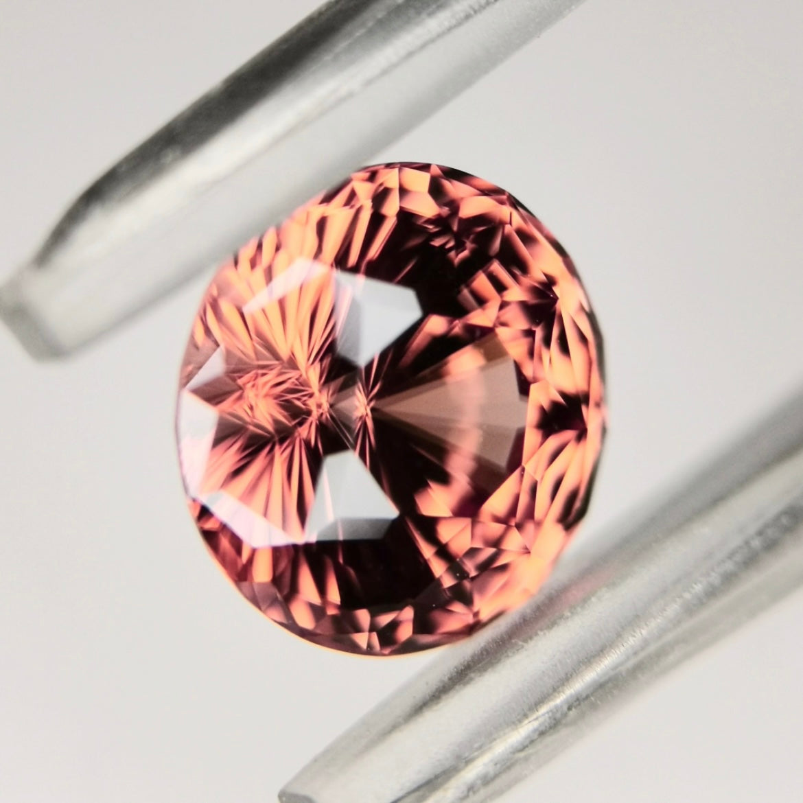 秋色強く感じるカボチャ(色溜まり)覗く美しい一石 / ジルコン 3.487ct