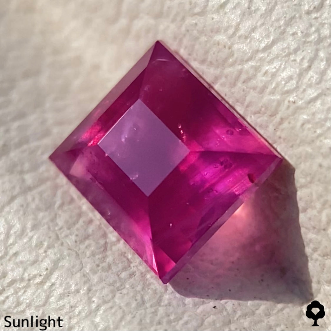 ビルマ産非加熱ルビー0.94ct★シルキーピンク可愛い無駄のないシャープなバゲット