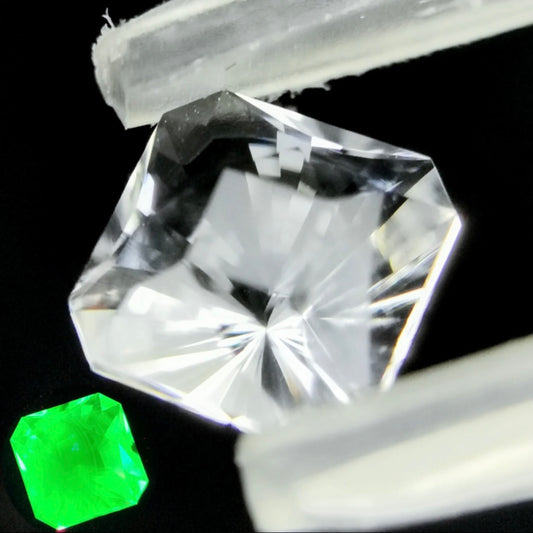 ハンガリー産ハイアライト 0.743ct★オクタゴンナリカーによる鋭い煌めきと強蛍光が美しい