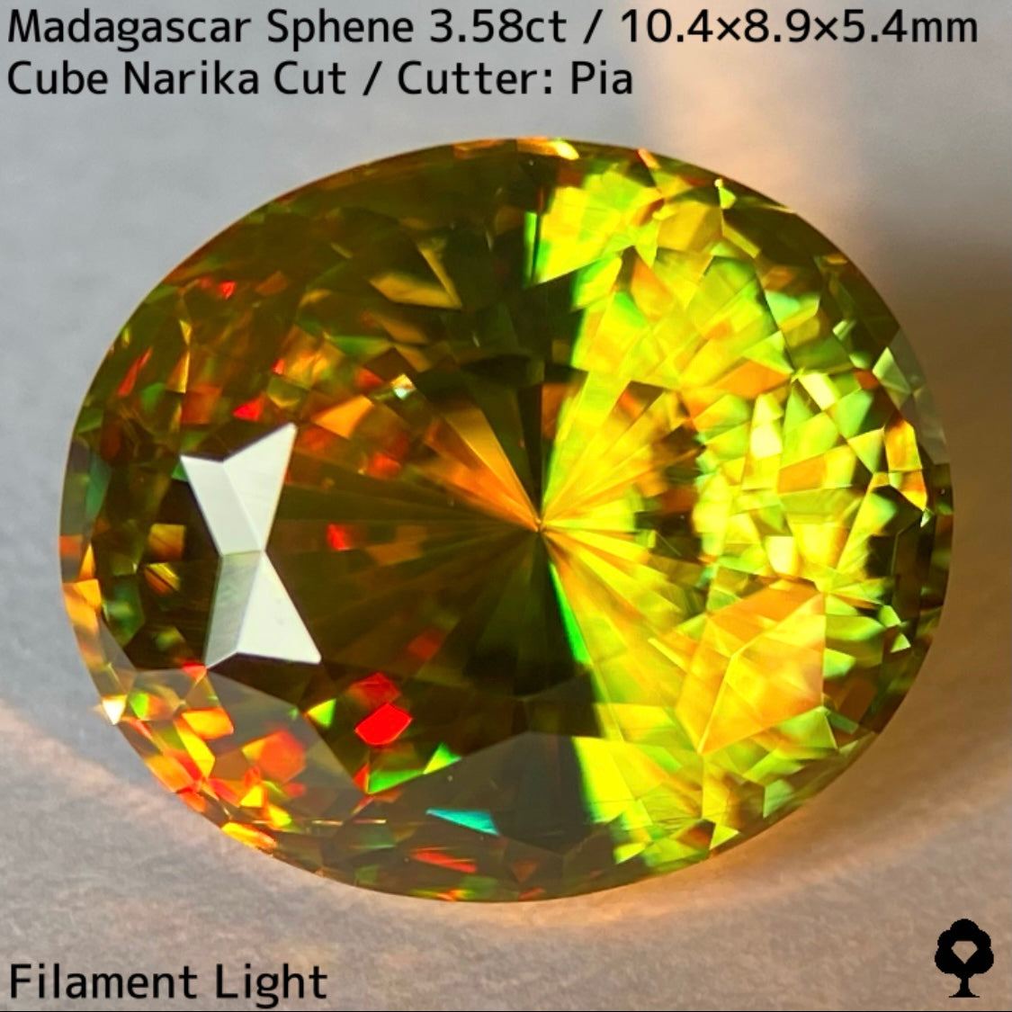 グリーンとイエローゴールド混ざる美色で超美結晶の完成度最高オーバルナリカーカット★マダガスカル産スフェーン3.589ct