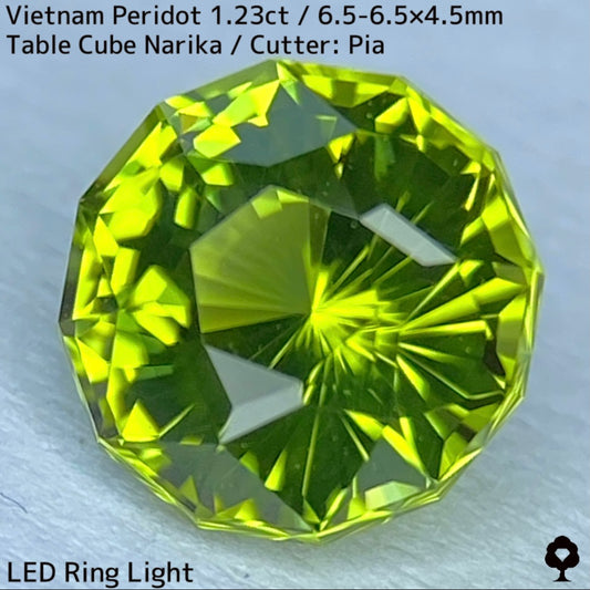 ベトナム産ペリドット1.23ct★煌めき抜群の美結晶をGTJの王道と言えるテーブルキューブナリカーに仕上げた一石