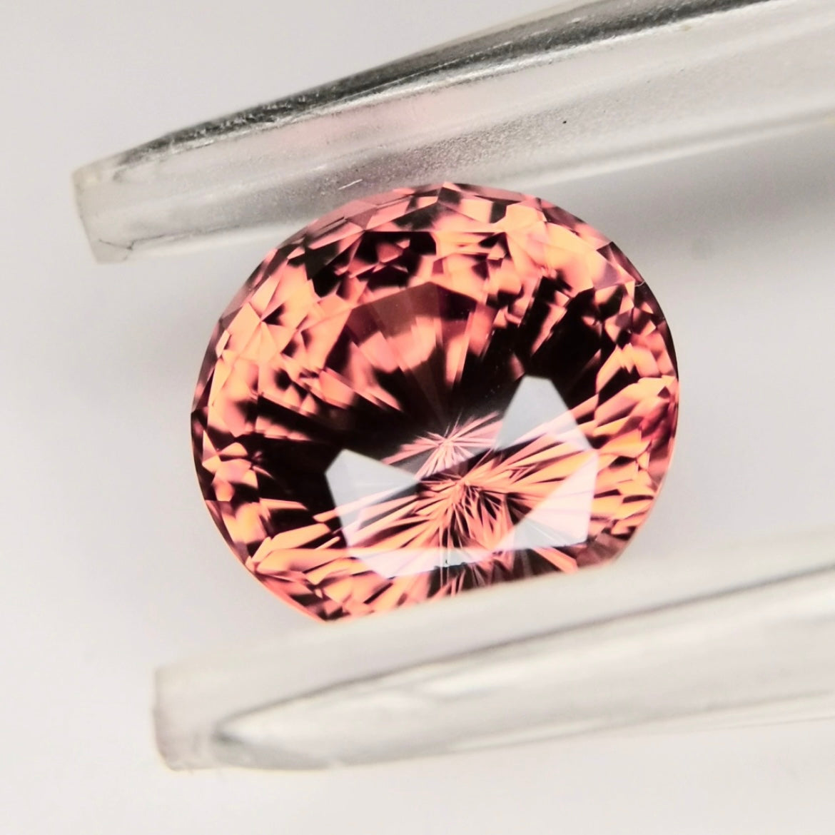 秋色強く感じるカボチャ(色溜まり)覗く美しい一石 / ジルコン 3.487ct