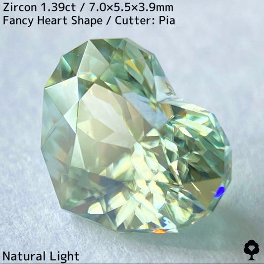 【ご当選者さま専用】ジルコン1.39ct★GTJでは珍しい横長ハートの煌めくライトブルーイッシュグリーンの美結晶