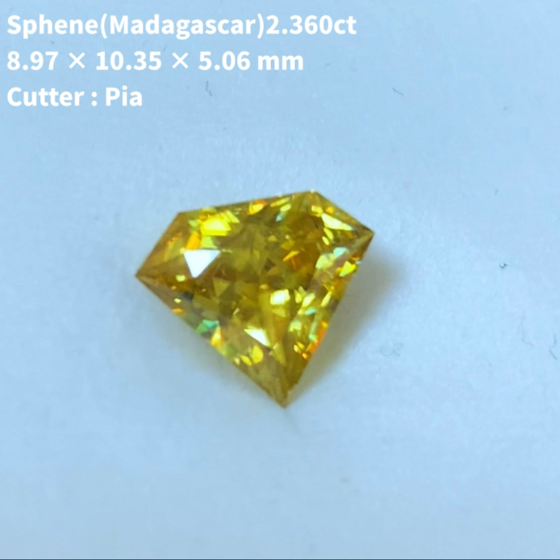 ハッとする明るいゴールドの宝石形★マダガスカル産スフェーン 2.360ct