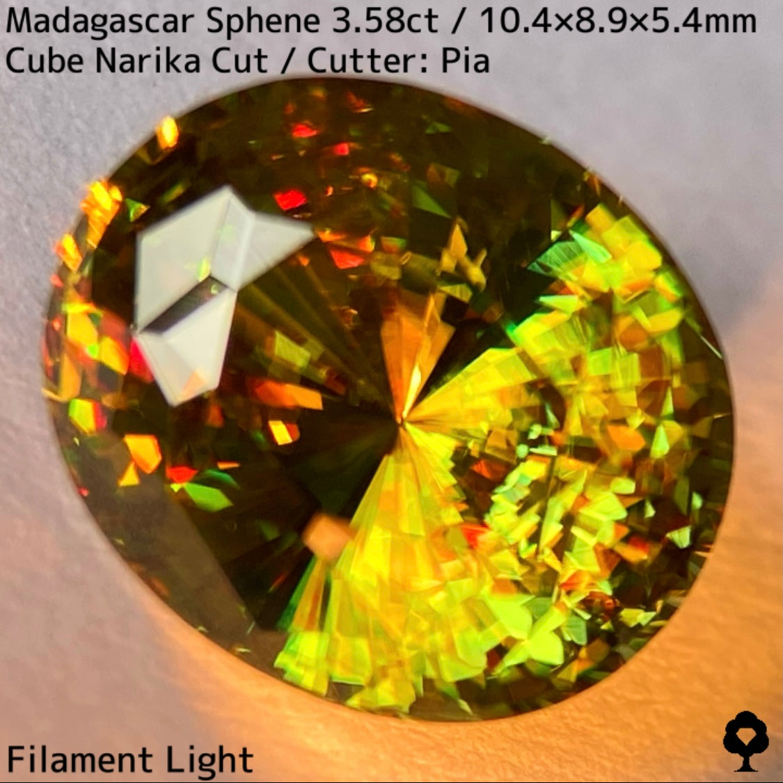 グリーンとイエローゴールド混ざる美色で超美結晶の完成度最高オーバルナリカーカット★マダガスカル産スフェーン3.589ct