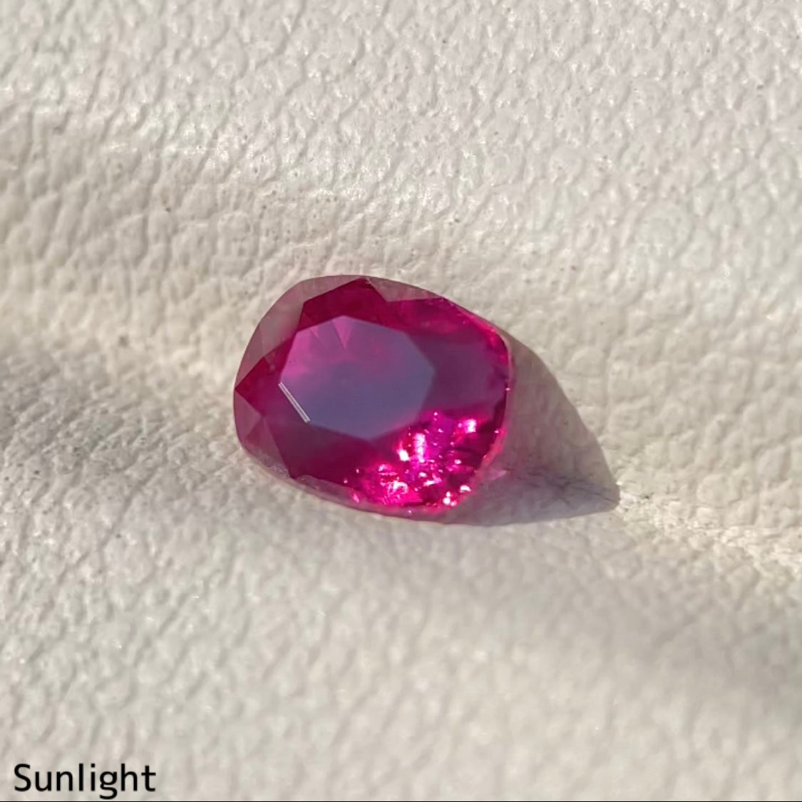 ビルマ産非加熱ルビー0.79ct★美色結晶をコウモリが覆うバットマンルビー