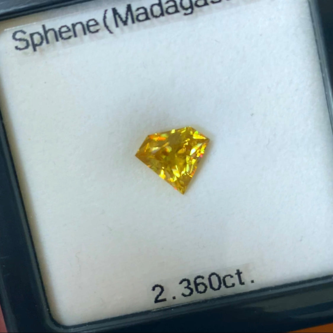 ハッとする明るいゴールドの宝石形★マダガスカル産スフェーン 2.360ct