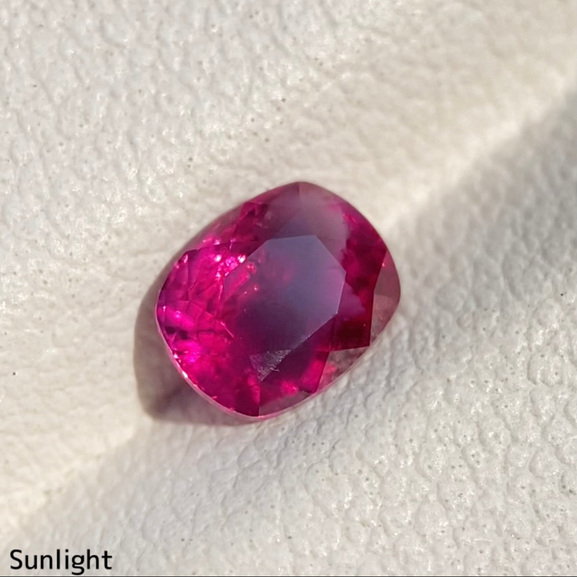 ビルマ産非加熱ルビー0.79ct★美色結晶をコウモリが覆うバットマンルビー