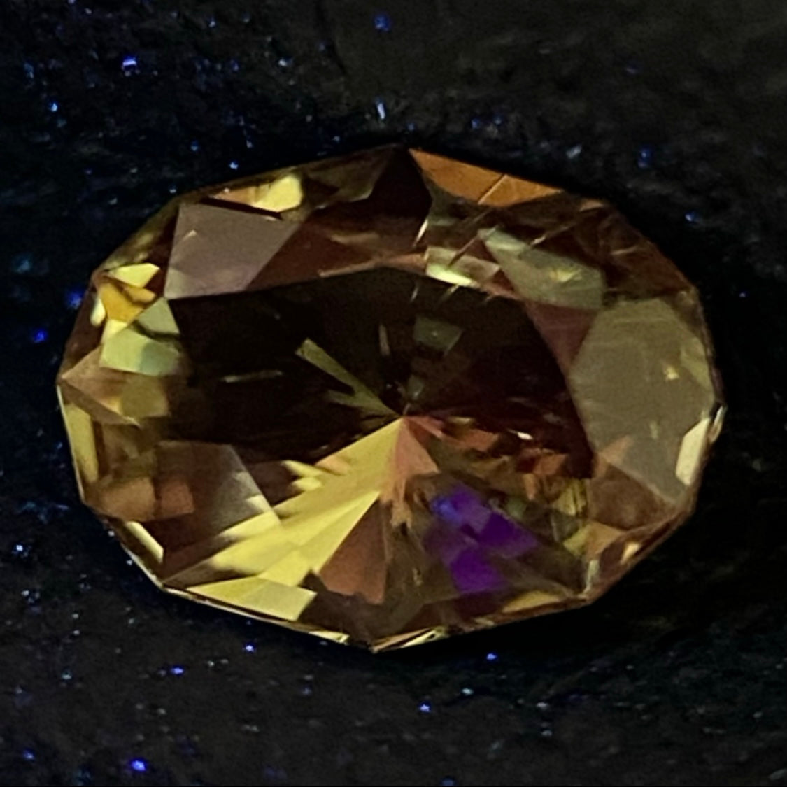 非加熱サファイア0.350ct★若草色の美結晶ナリカーカットにシルバーの針インクル浮かぶ