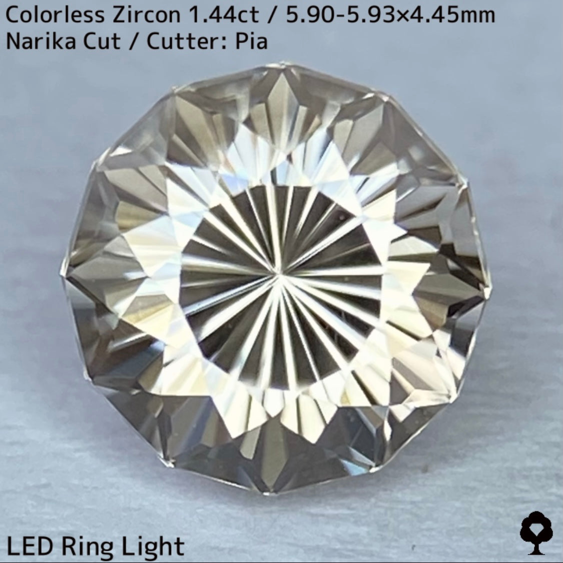 クッキリと浮かぶ秒針のような煌めきが美しい★カラーレスジルコン1.44ct