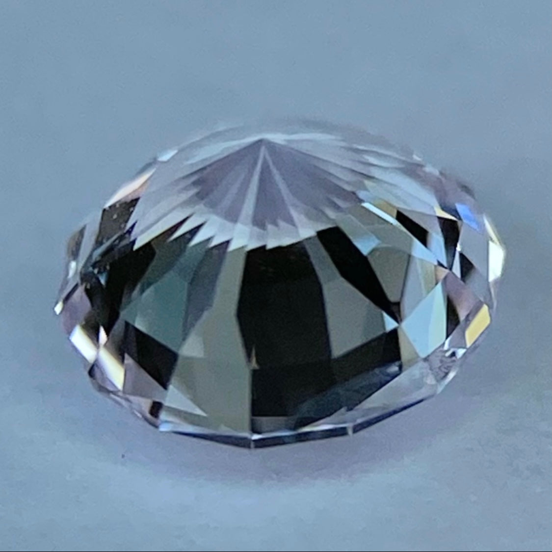 ベトナム産カラーレススピネル0.55ct