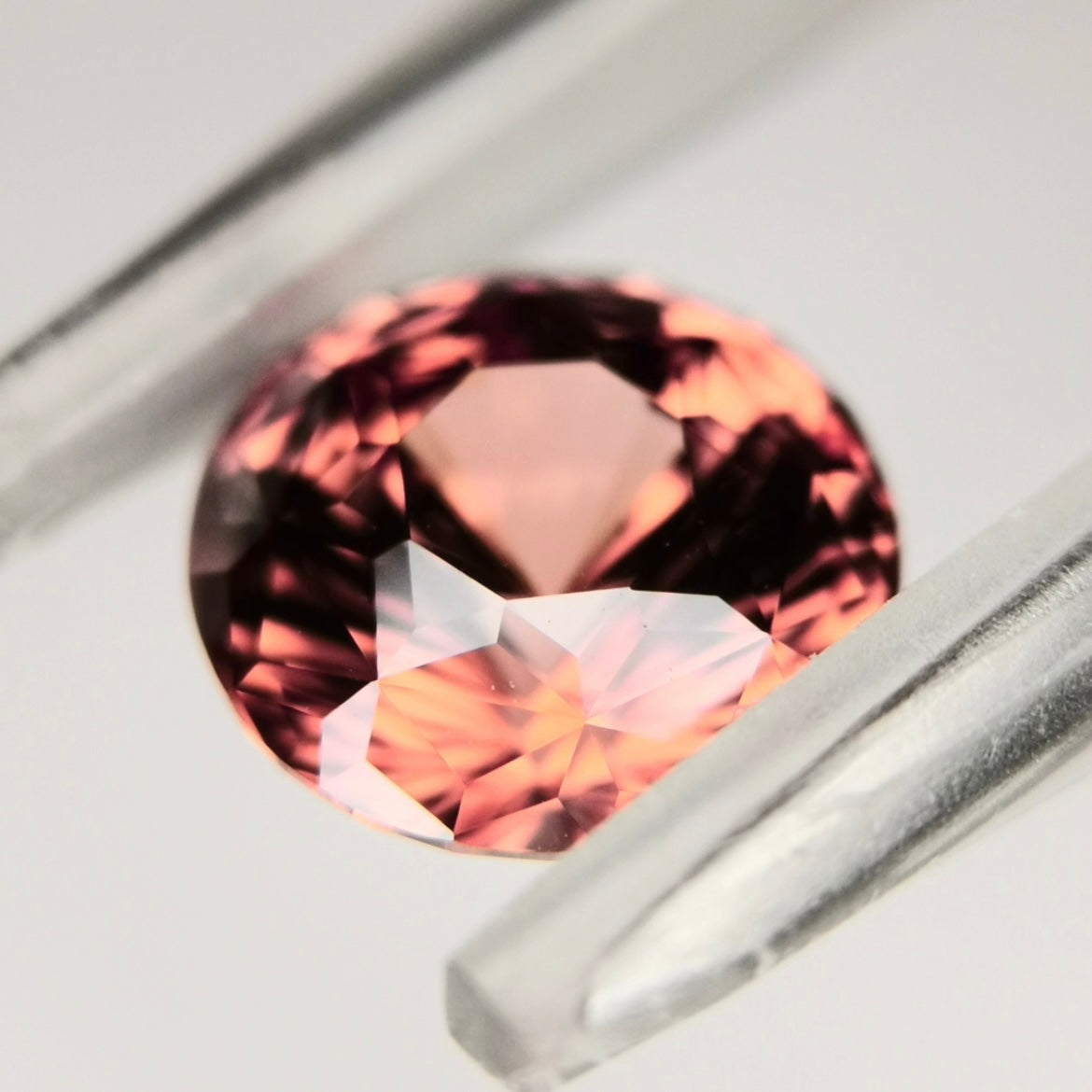 秋色強く感じるカボチャ(色溜まり)覗く美しい一石 / ジルコン 3.487ct