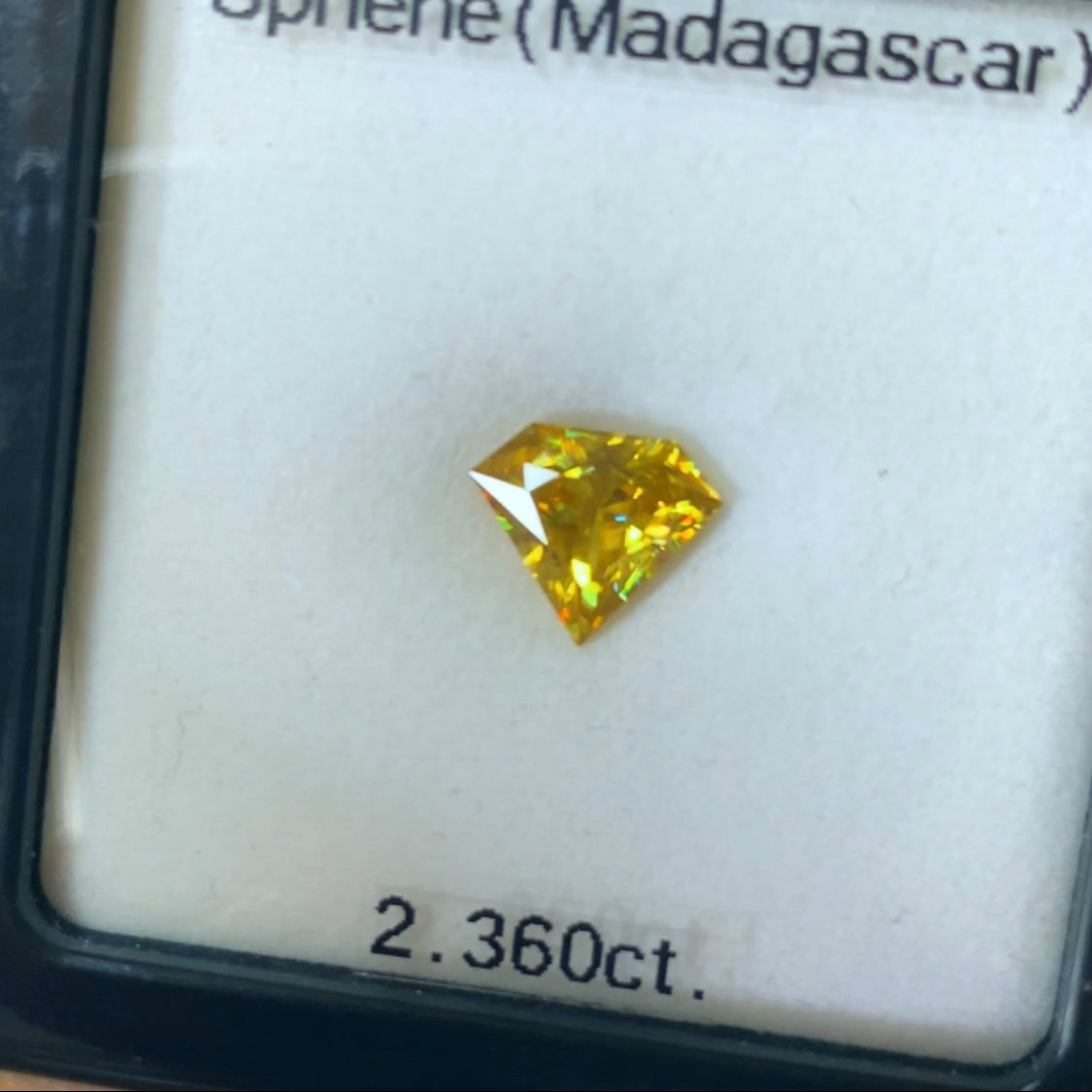 ハッとする明るいゴールドの宝石形★マダガスカル産スフェーン 2.360ct