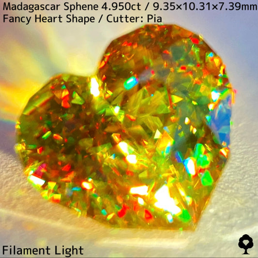 最高に煌めく超美結晶が完璧なファンシーハートシェイプに★マダガスカル産スフェーン4.950ct