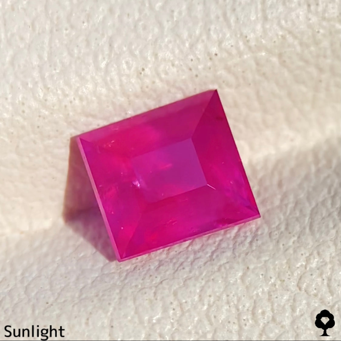 ビルマ産非加熱ルビー0.94ct★シルキーピンク可愛い無駄のないシャープなバゲット