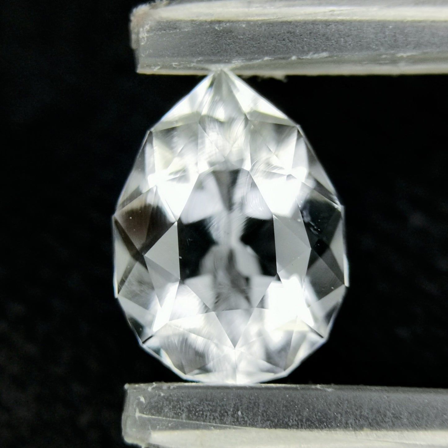ハンガリー産ハイアライト 0.922ct★ふっくらとしたファンシーペアシェイプの強蛍光