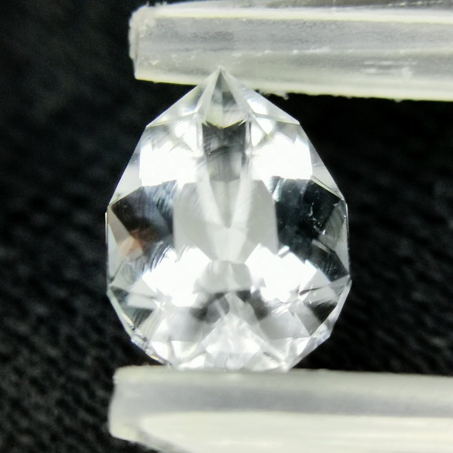 ハンガリー産ハイアライト 0.922ct★ふっくらとしたファンシーペアシェイプの強蛍光