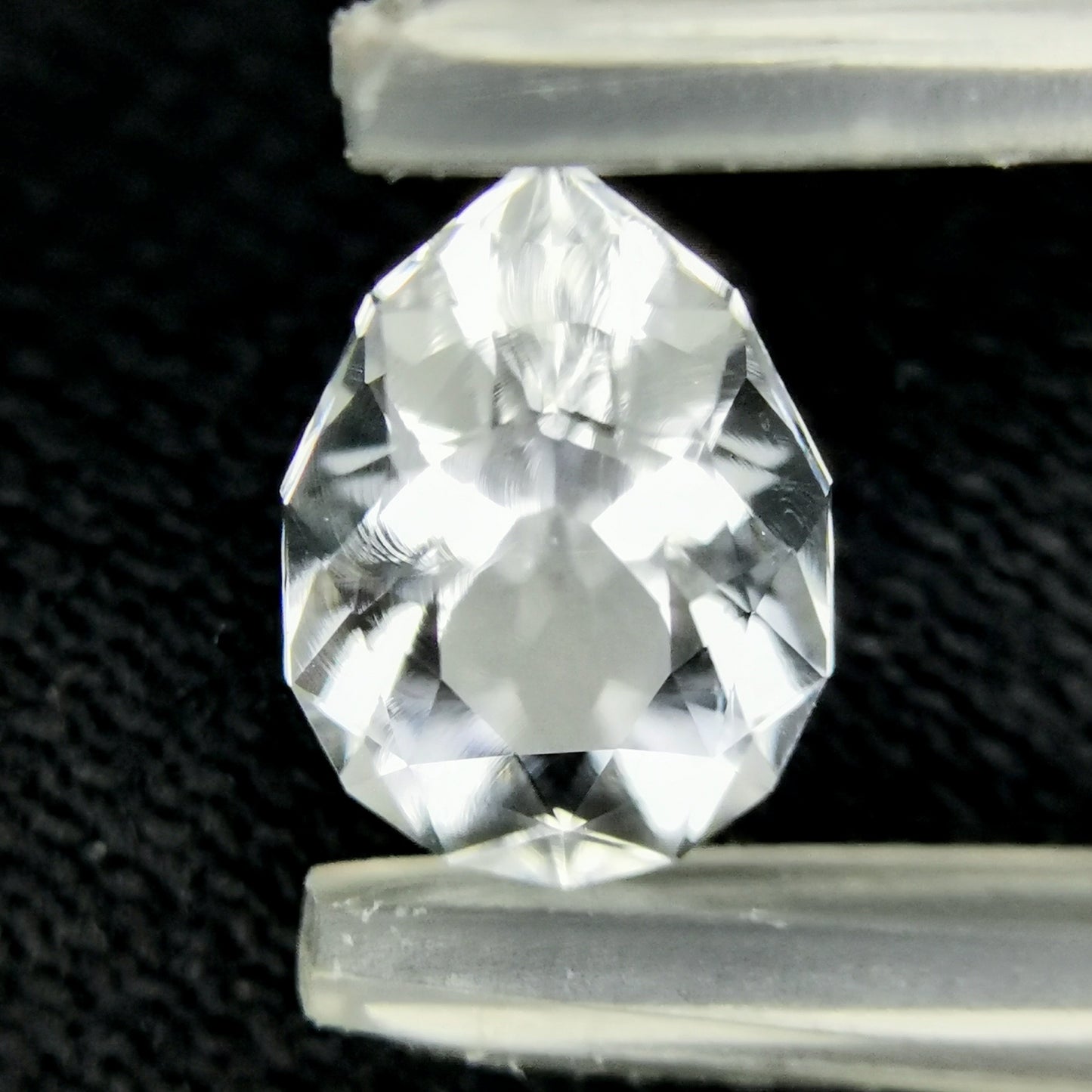 ハンガリー産ハイアライト 0.922ct★ふっくらとしたファンシーペアシェイプの強蛍光