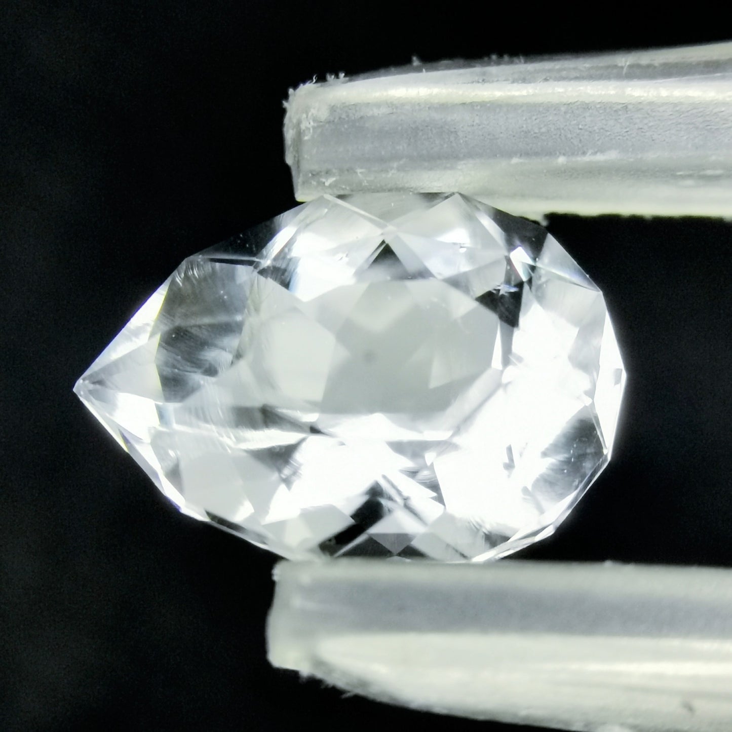 ハンガリー産ハイアライト 0.922ct★ふっくらとしたファンシーペアシェイプの強蛍光