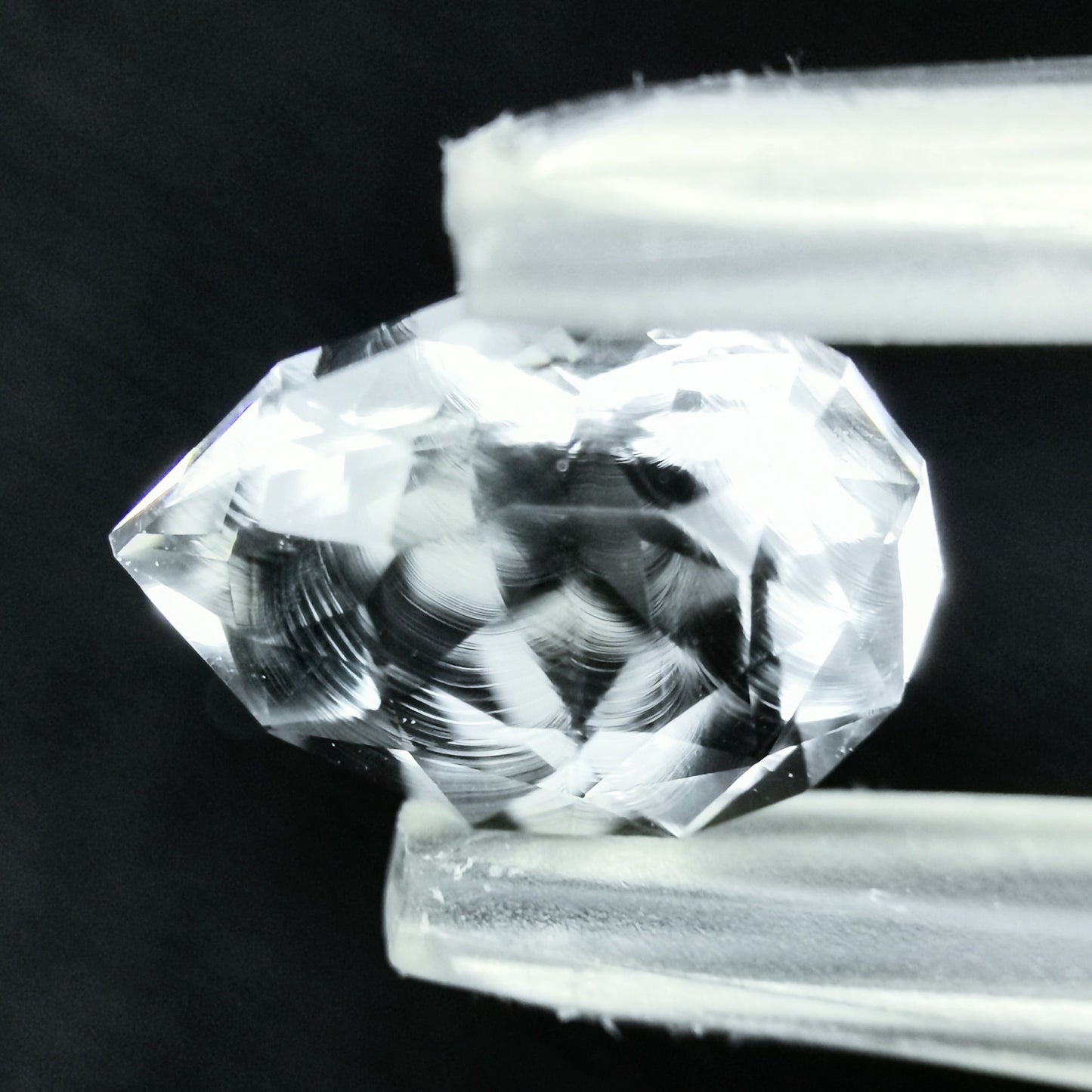 ハンガリー産ハイアライト 0.922ct★ふっくらとしたファンシーペアシェイプの強蛍光