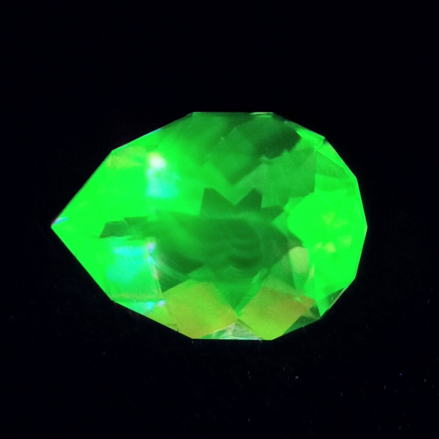 ハンガリー産ハイアライト 0.922ct★ふっくらとしたファンシーペアシェイプの強蛍光