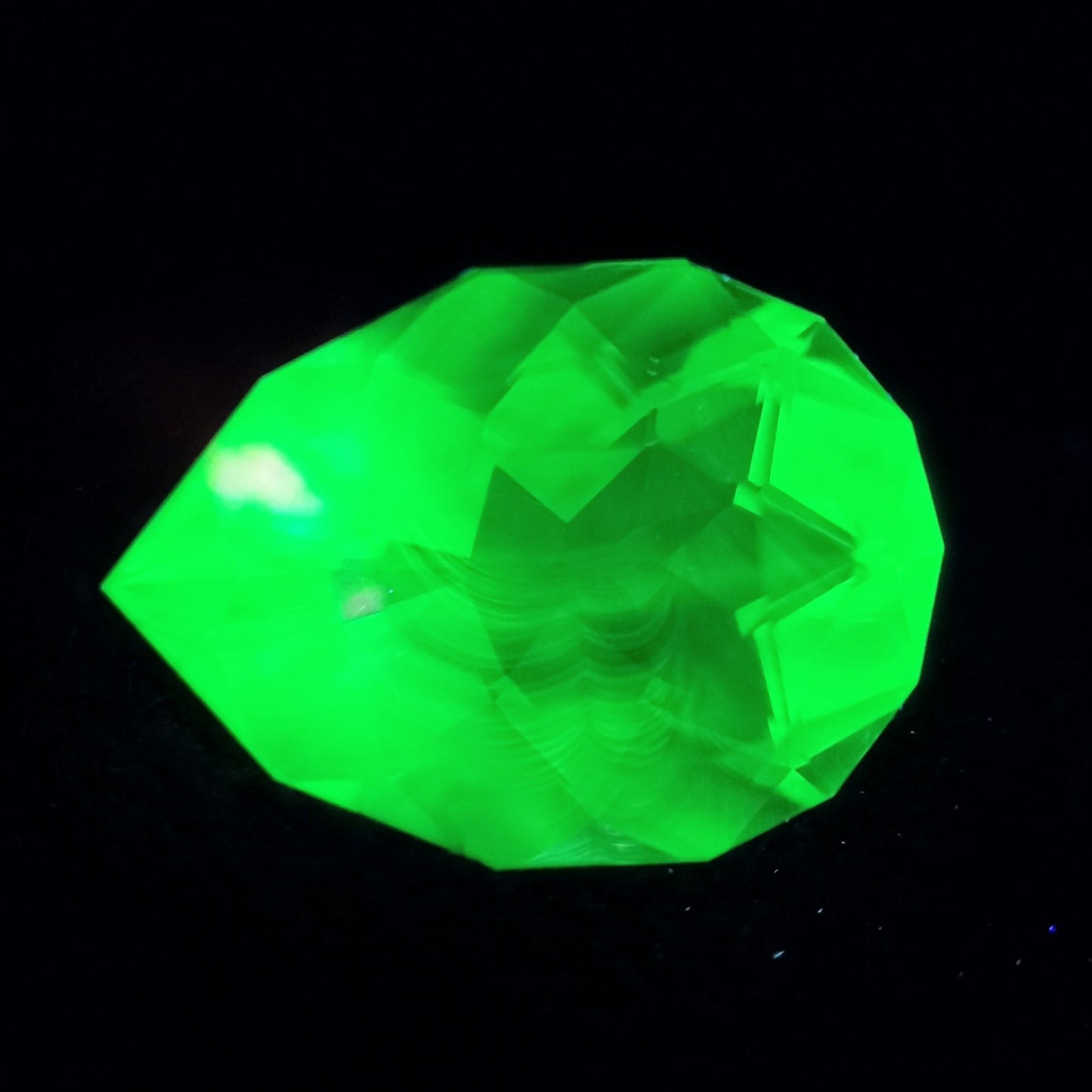 ハンガリー産ハイアライト 0.922ct★ふっくらとしたファンシーペアシェイプの強蛍光
