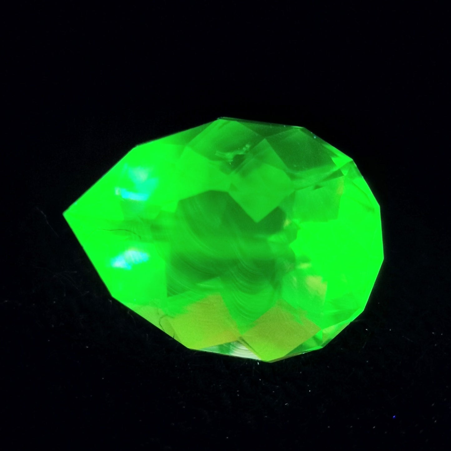 ハンガリー産ハイアライト 0.922ct★ふっくらとしたファンシーペアシェイプの強蛍光