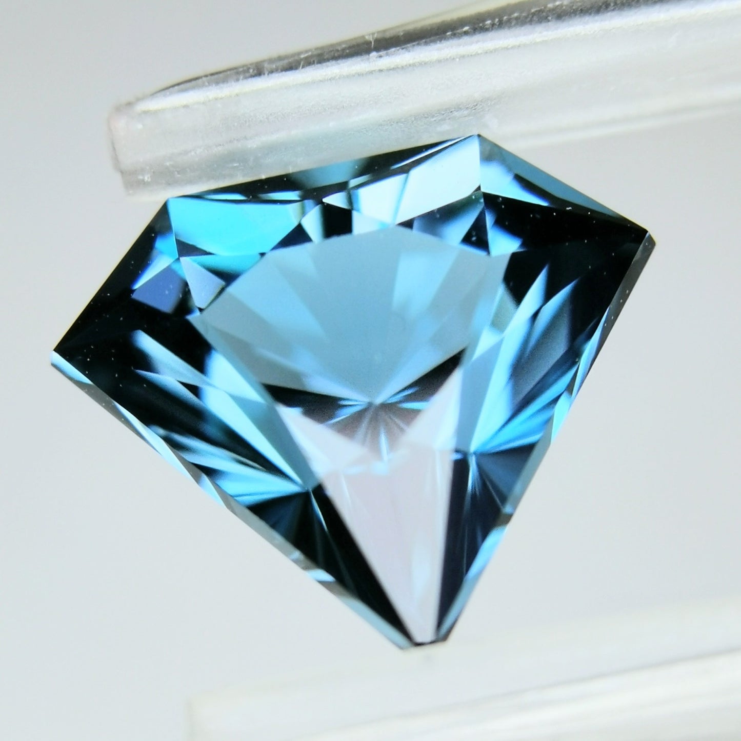 ロンドンブルートパーズ 3.75ct★大粒の宝石形ナリカーの美しいブルーの煌めき