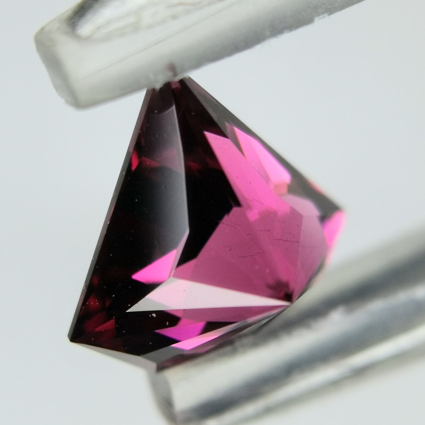 ロードライト 0.958ct★色気ある中央からの鋭い煌めき放つ宝石形ナリカーカット