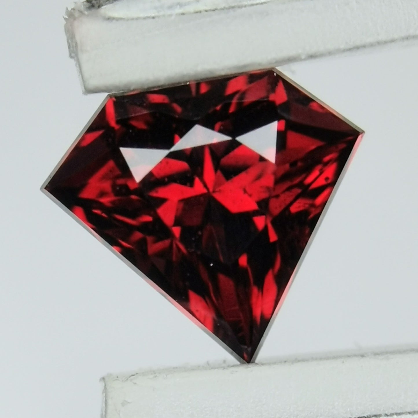 レッドスピネル 0.572ct★オレンジーレッドのバランス良い王道感ある宝石形