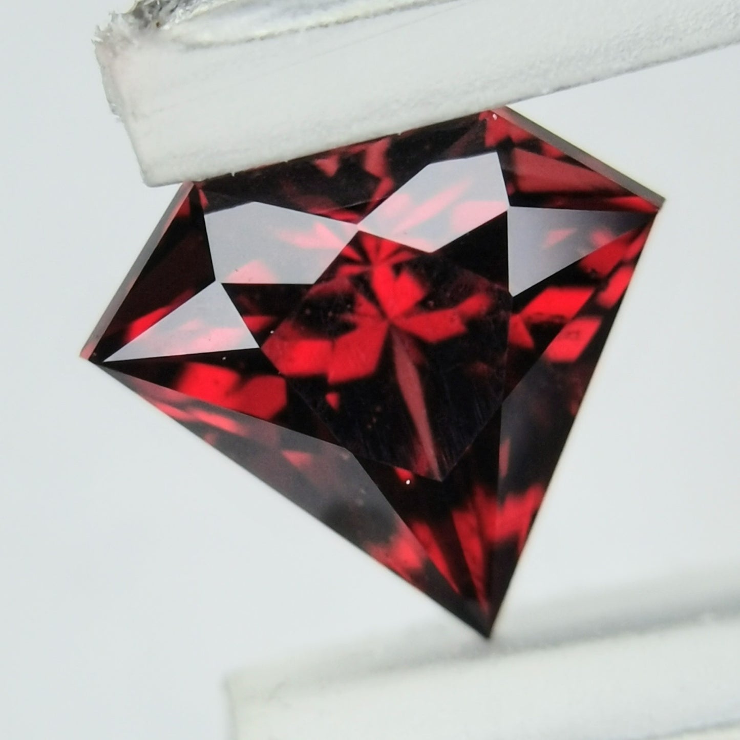レッドスピネル 0.572ct★オレンジーレッドのバランス良い王道感ある宝石形