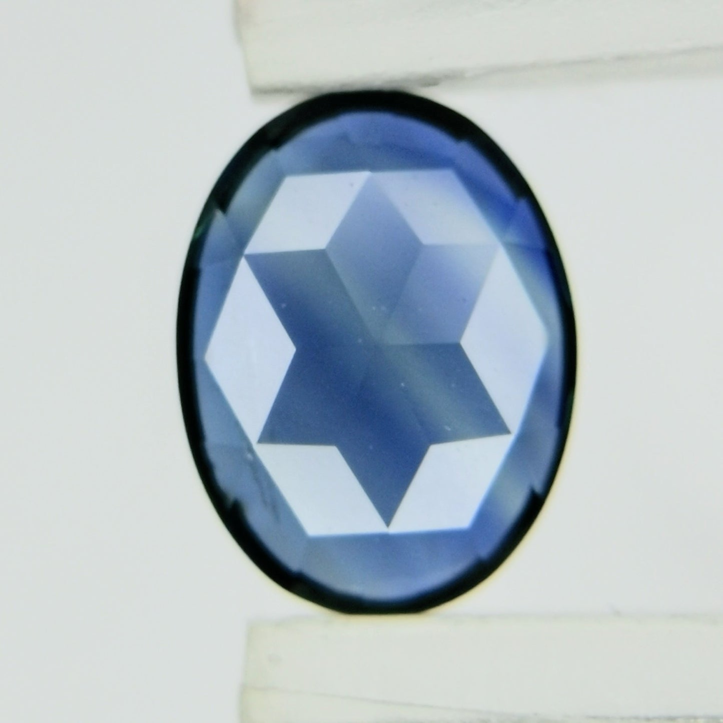 非加熱グリニッシュブルーサファイア 0.678ct★キューブカットとカラーバンド楽しめる台座型カットのケニア産
