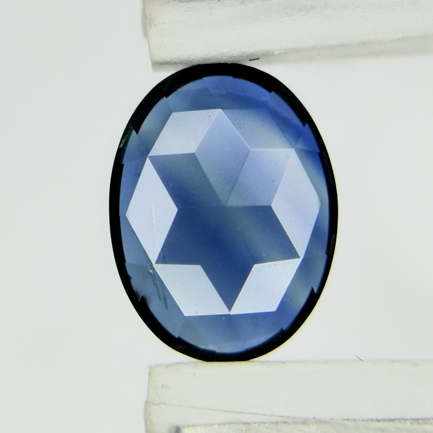 非加熱グリニッシュブルーサファイア 0.678ct★キューブカットとカラーバンド楽しめる台座型カットのケニア産