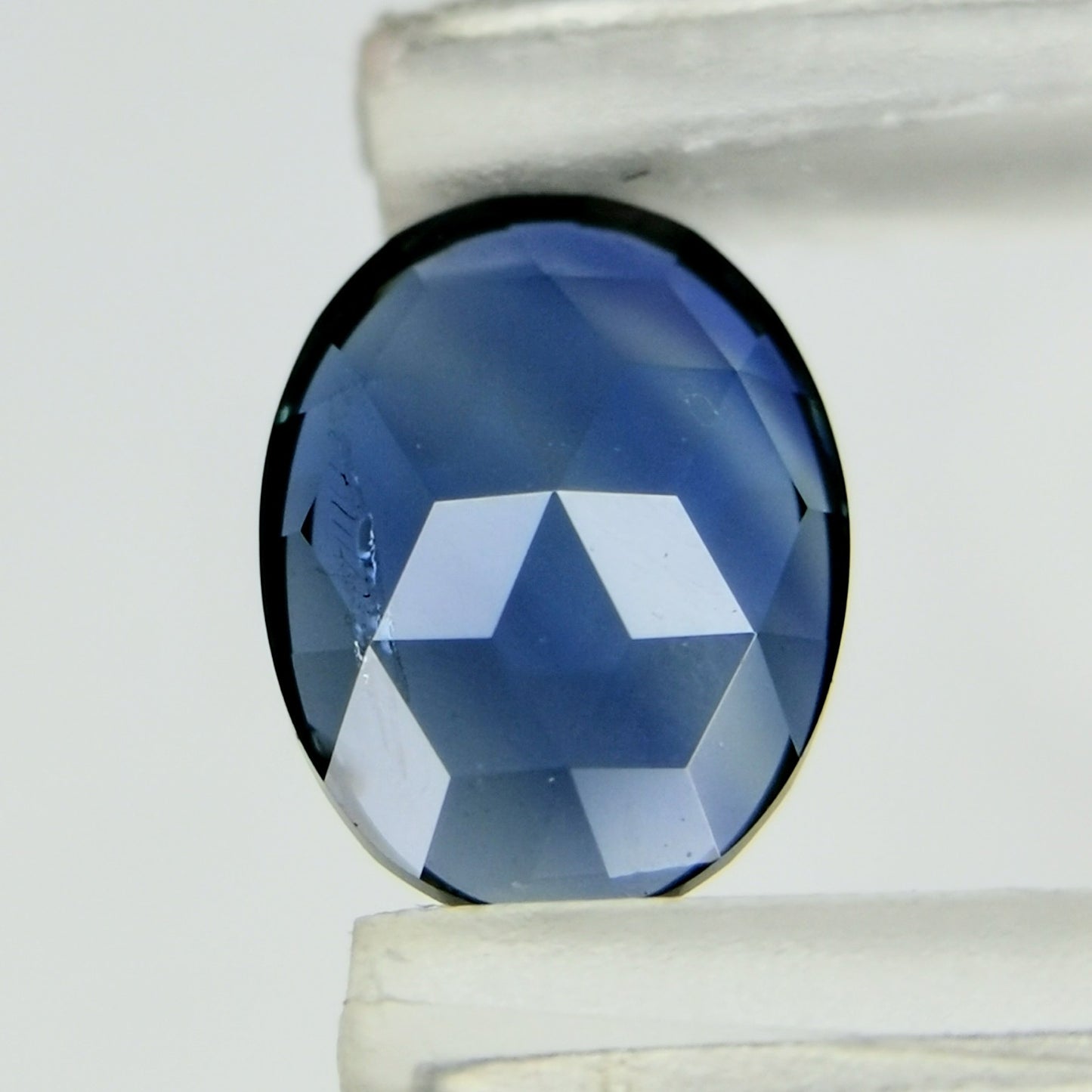 非加熱グリニッシュブルーサファイア 0.678ct★キューブカットとカラーバンド楽しめる台座型カットのケニア産