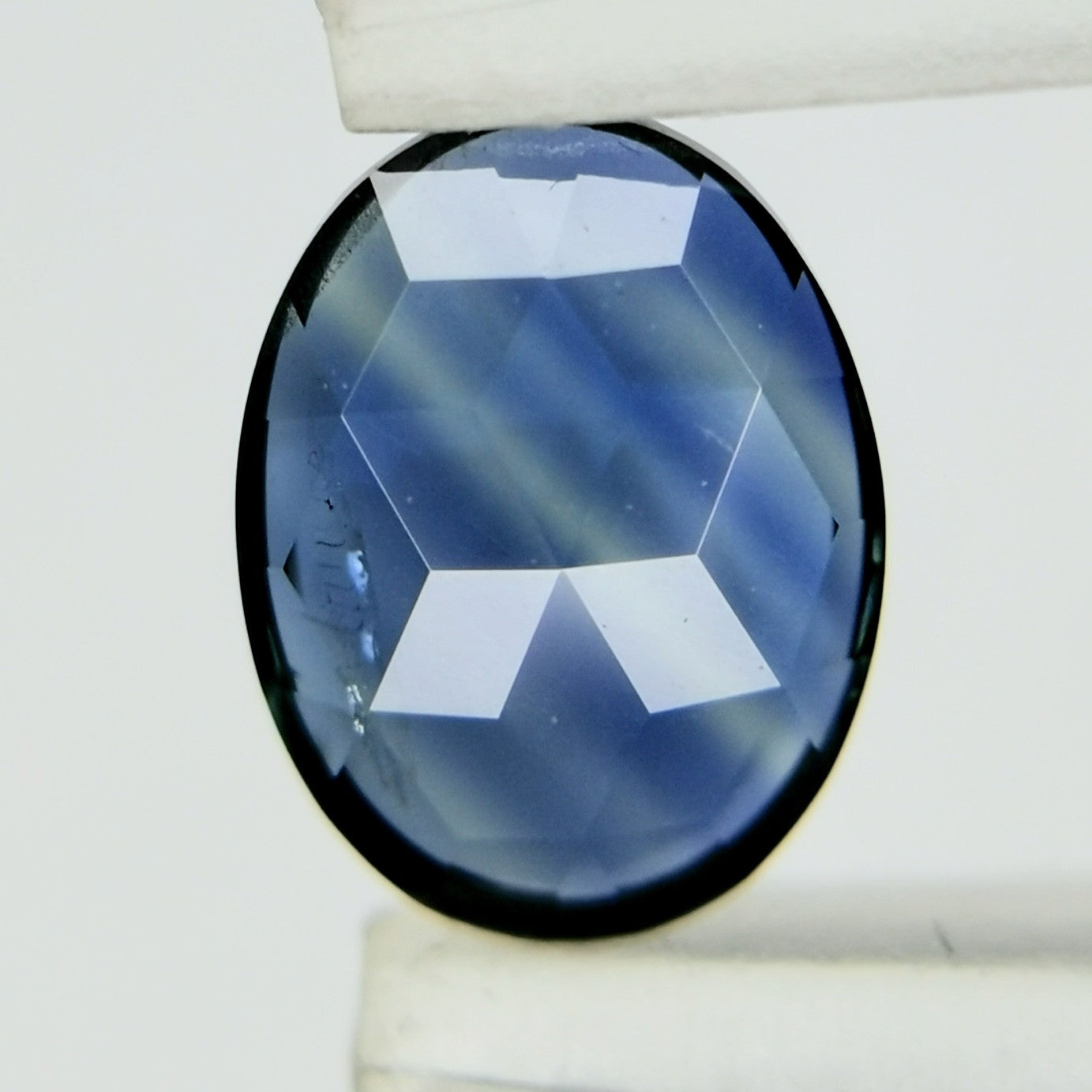 非加熱グリニッシュブルーサファイア 0.678ct★キューブカットとカラーバンド楽しめる台座型カットのケニア産