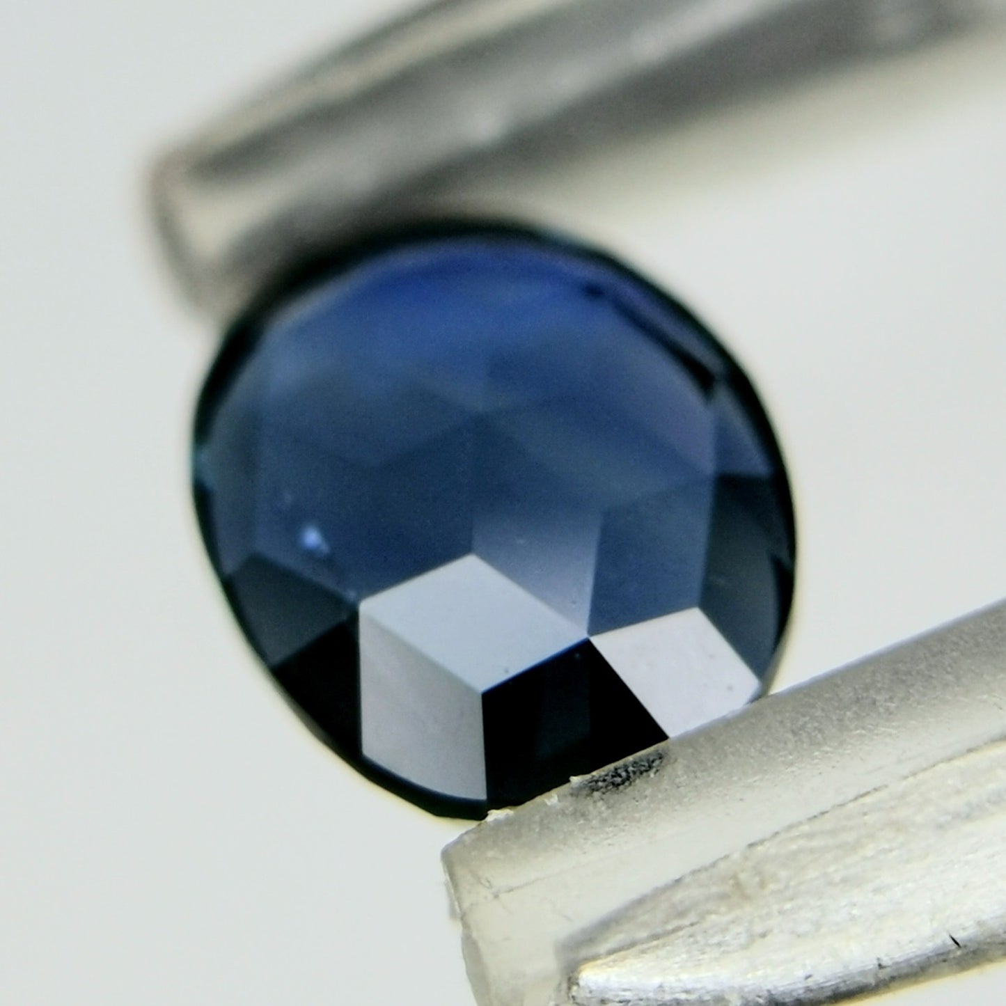非加熱グリニッシュブルーサファイア 0.678ct★キューブカットとカラーバンド楽しめる台座型カットのケニア産