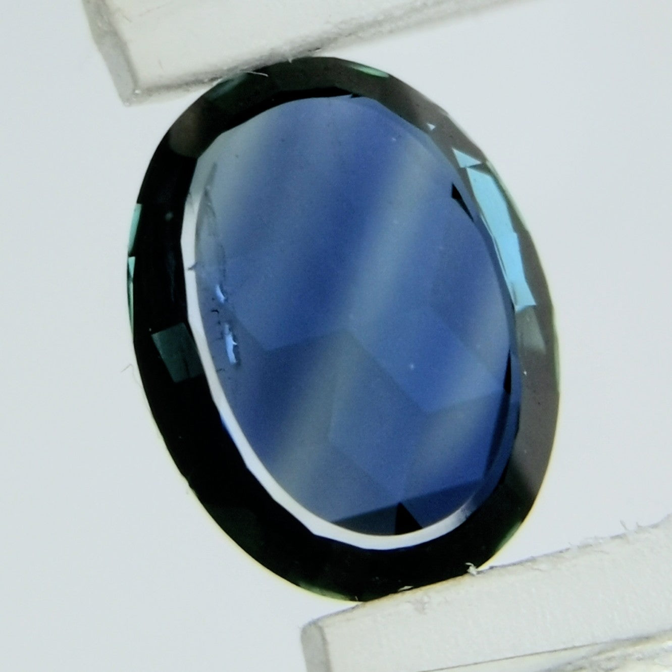 非加熱グリニッシュブルーサファイア 0.678ct★キューブカットとカラーバンド楽しめる台座型カットのケニア産