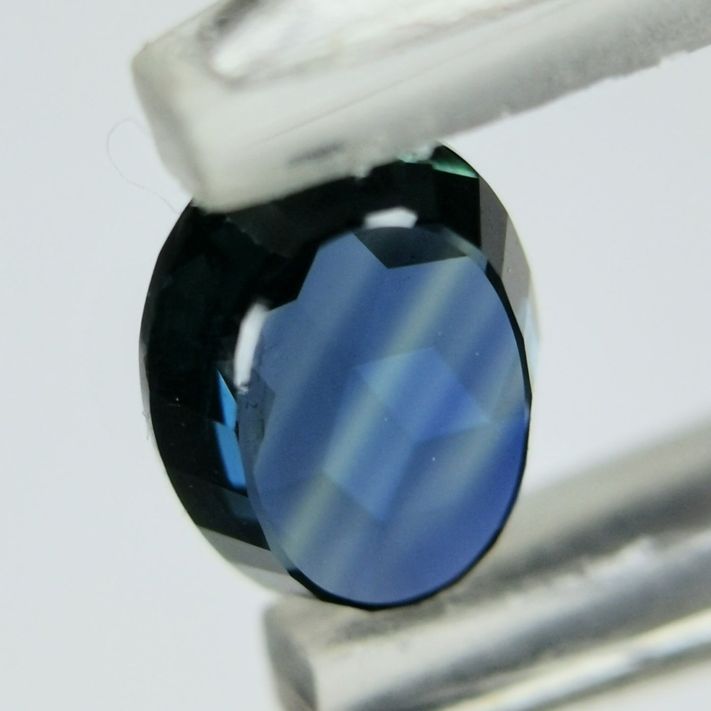 非加熱グリニッシュブルーサファイア 0.678ct★キューブカットとカラーバンド楽しめる台座型カットのケニア産