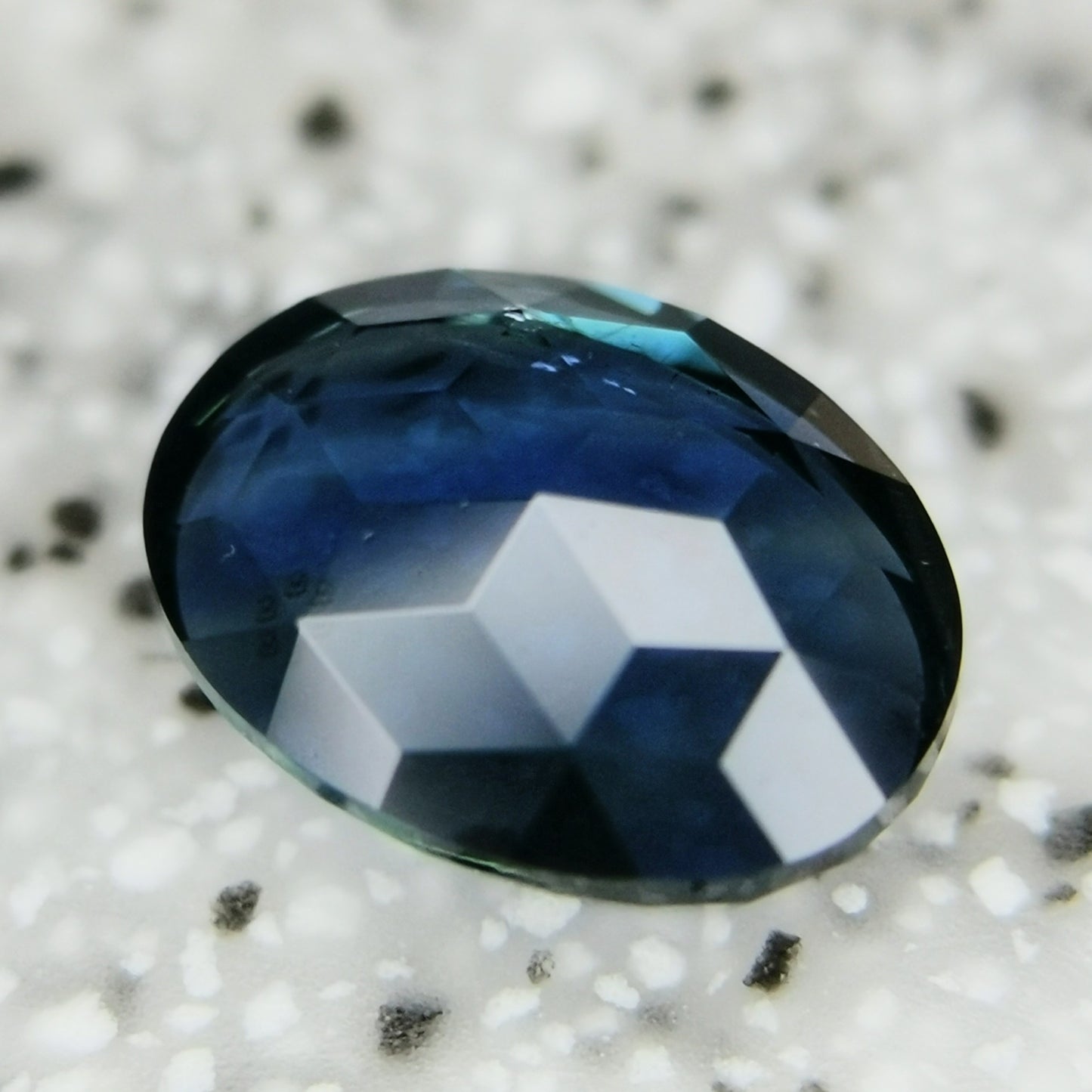 非加熱グリニッシュブルーサファイア 0.678ct★キューブカットとカラーバンド楽しめる台座型カットのケニア産