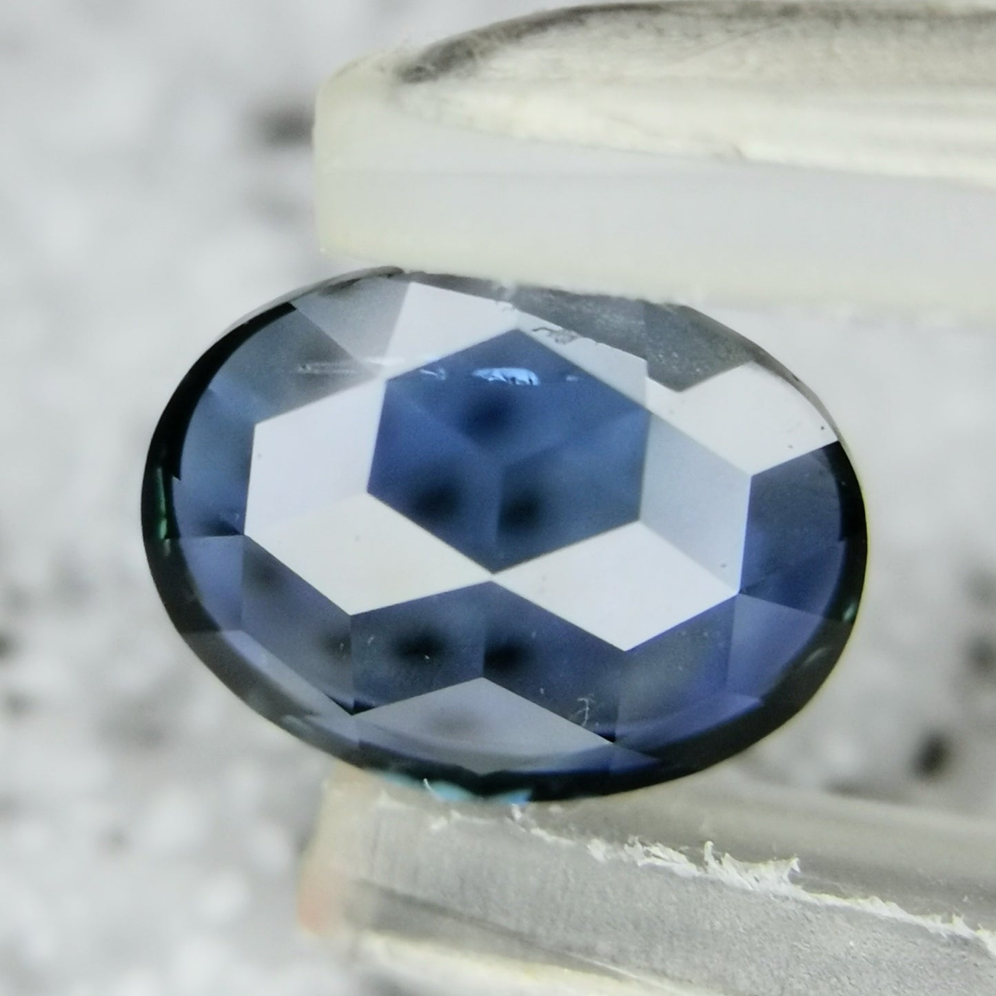 非加熱グリニッシュブルーサファイア 0.678ct★キューブカットとカラーバンド楽しめる台座型カットのケニア産